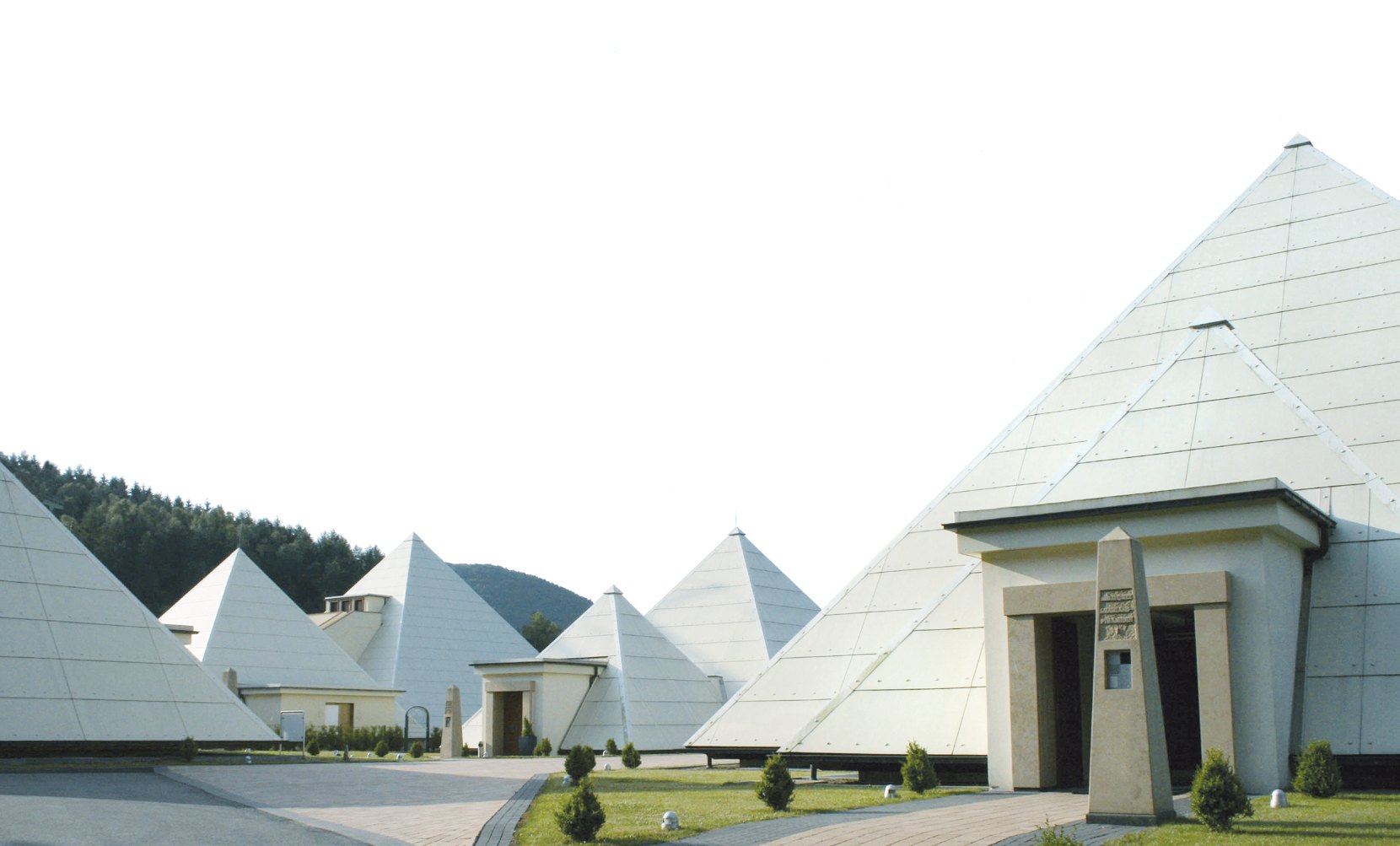 Die Sauerland-Pyramiden in Lennestadt, Verwaltungssitz von Rayonex Biomedical
